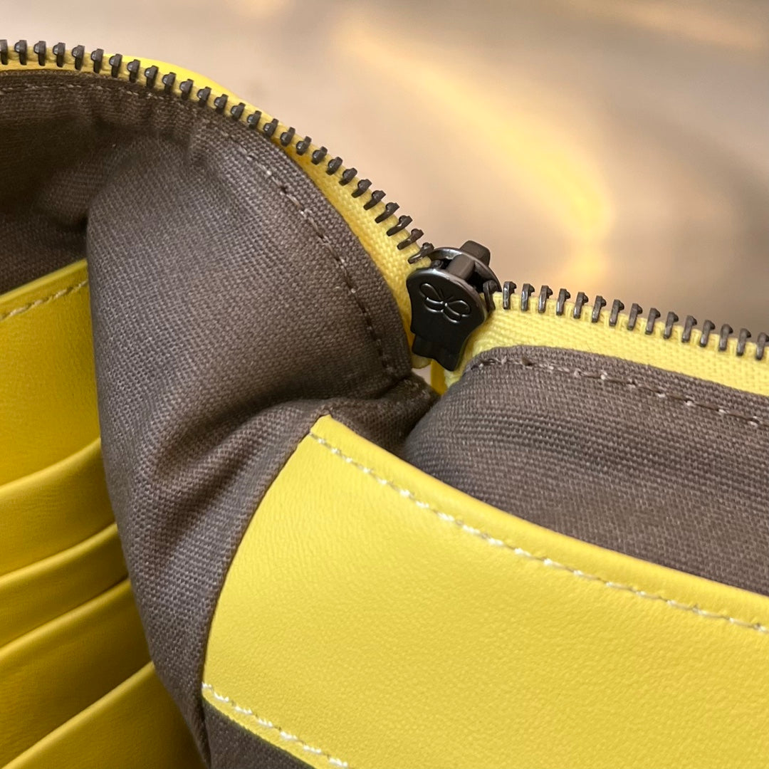 BOTTEGA VENETA INTRECCIATO 30 IN LIGHT YELLOW LAMBSKIN