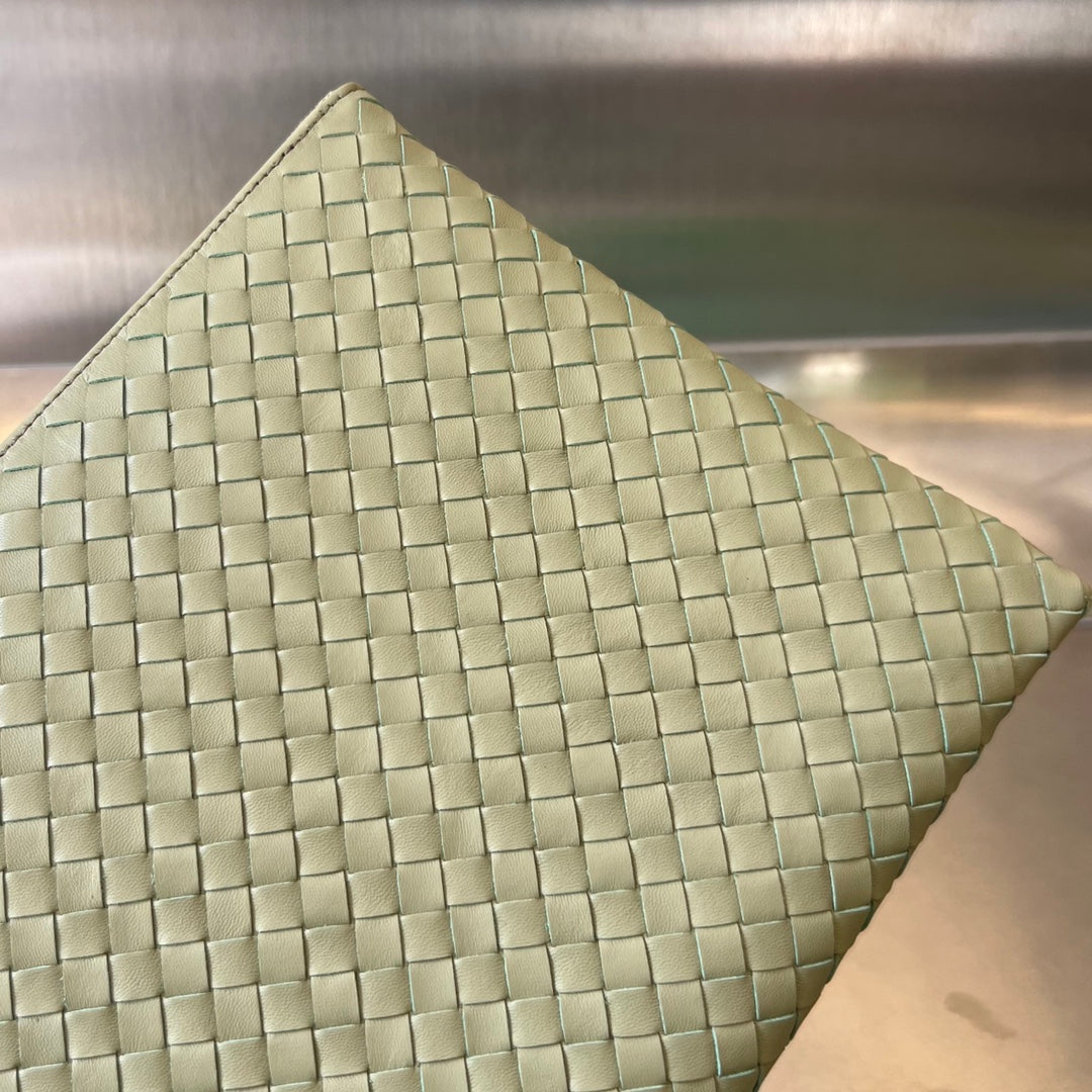 BOTTEGA VENETA INTRECCIATO 30 IN LIGHT GREY LAMBSKIN