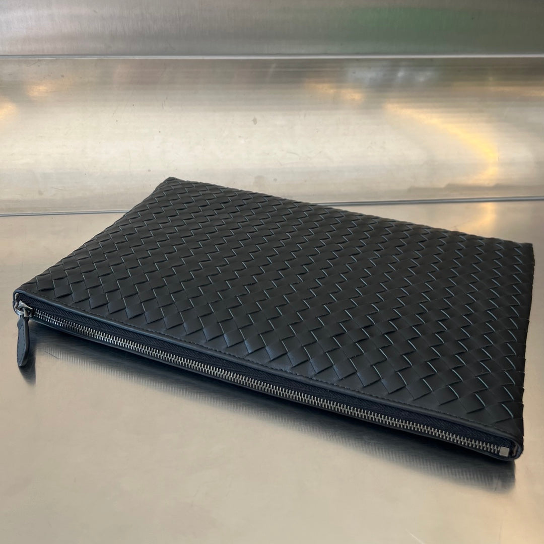 BOTTEGA VENETA INTRECCIATO 30 IN BLACK LAMBSKIN