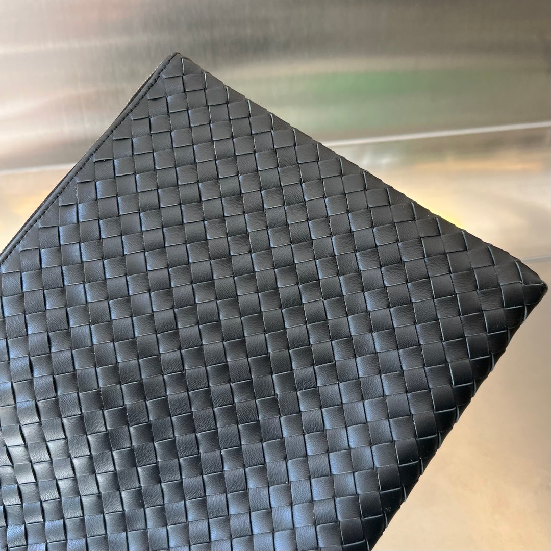 BOTTEGA VENETA INTRECCIATO 30 IN BLACK LAMBSKIN
