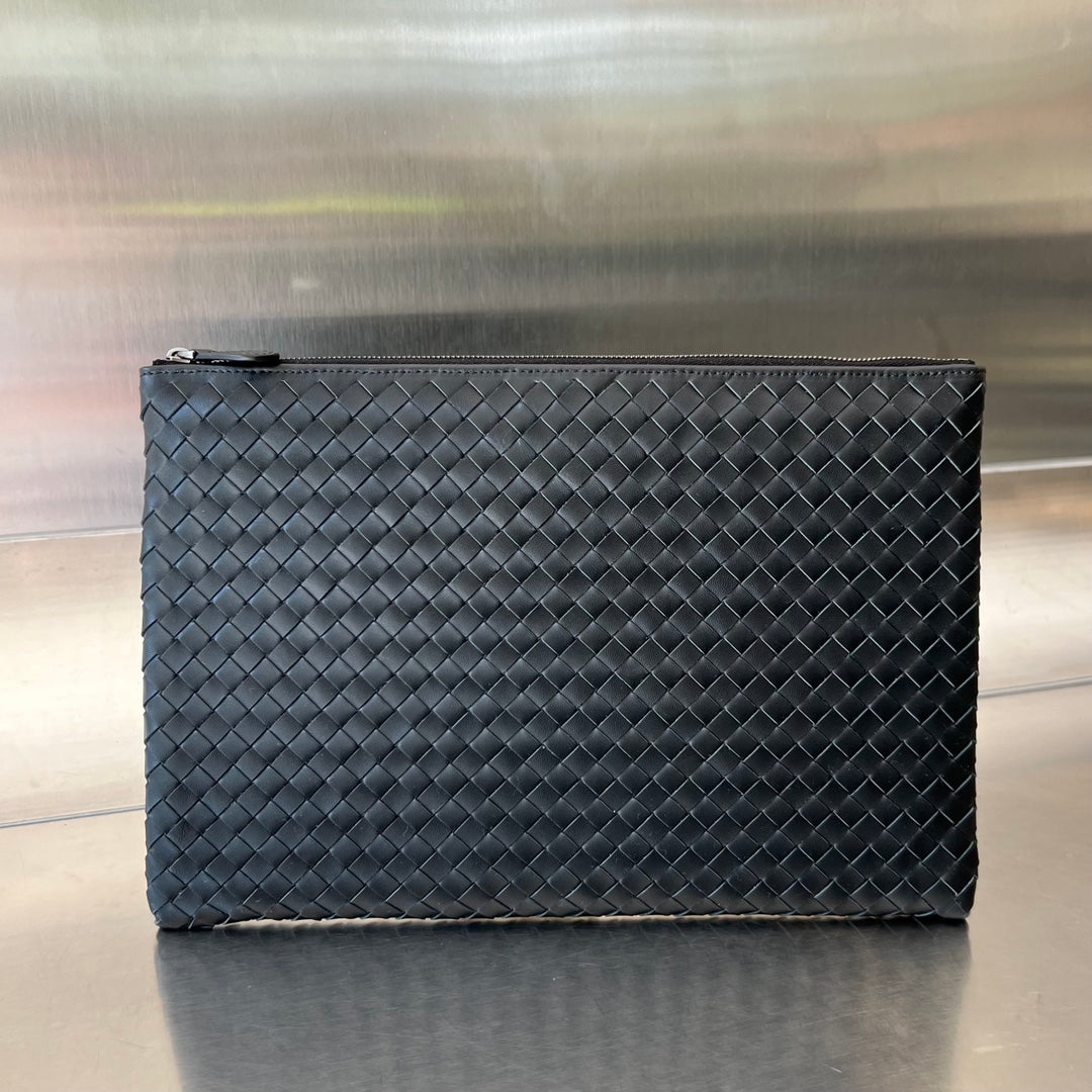 BOTTEGA VENETA INTRECCIATO 30 IN BLACK LAMBSKIN