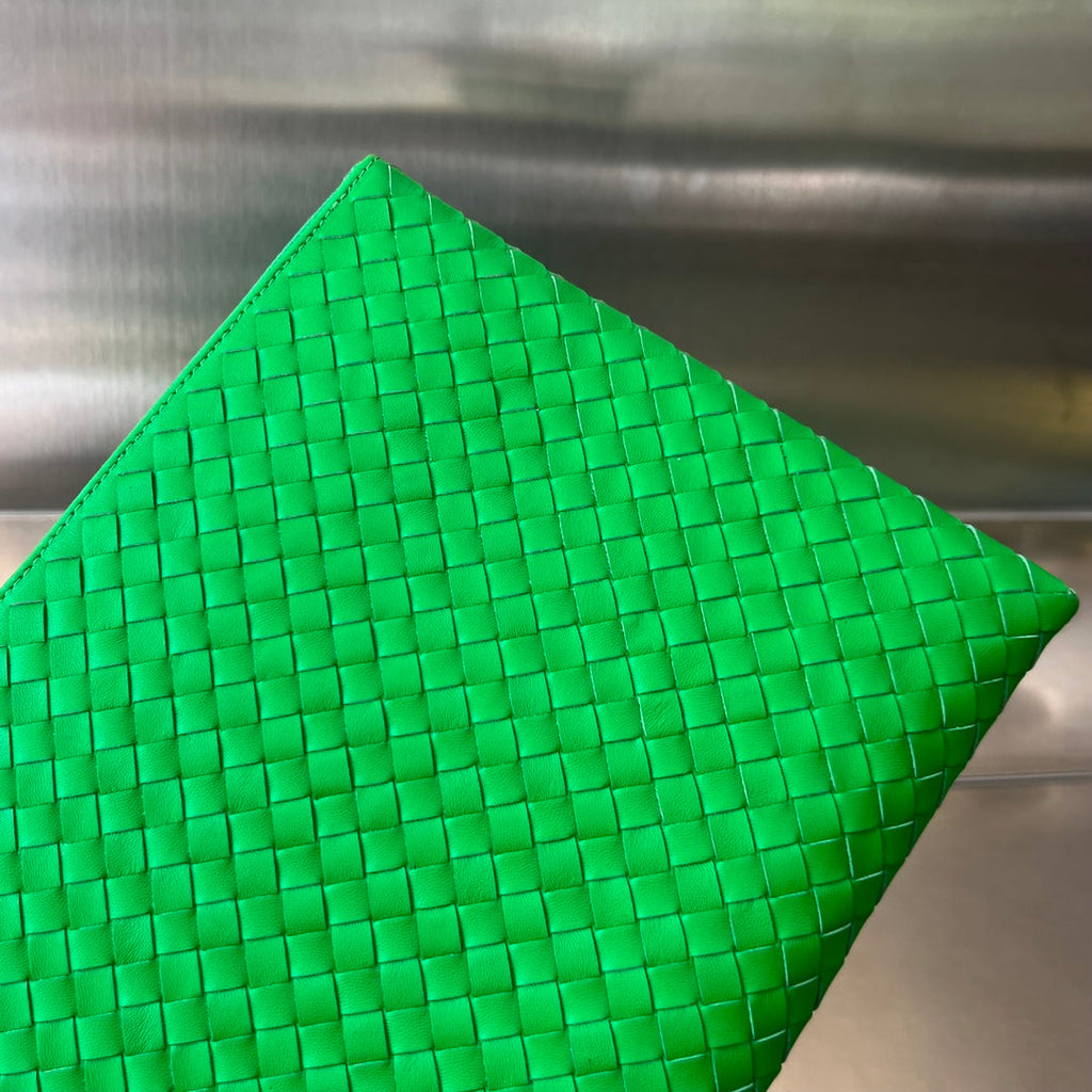 BOTTEGA VENETA INTRECCIATO 30 IN EMERALD GREEN LAMBSKIN