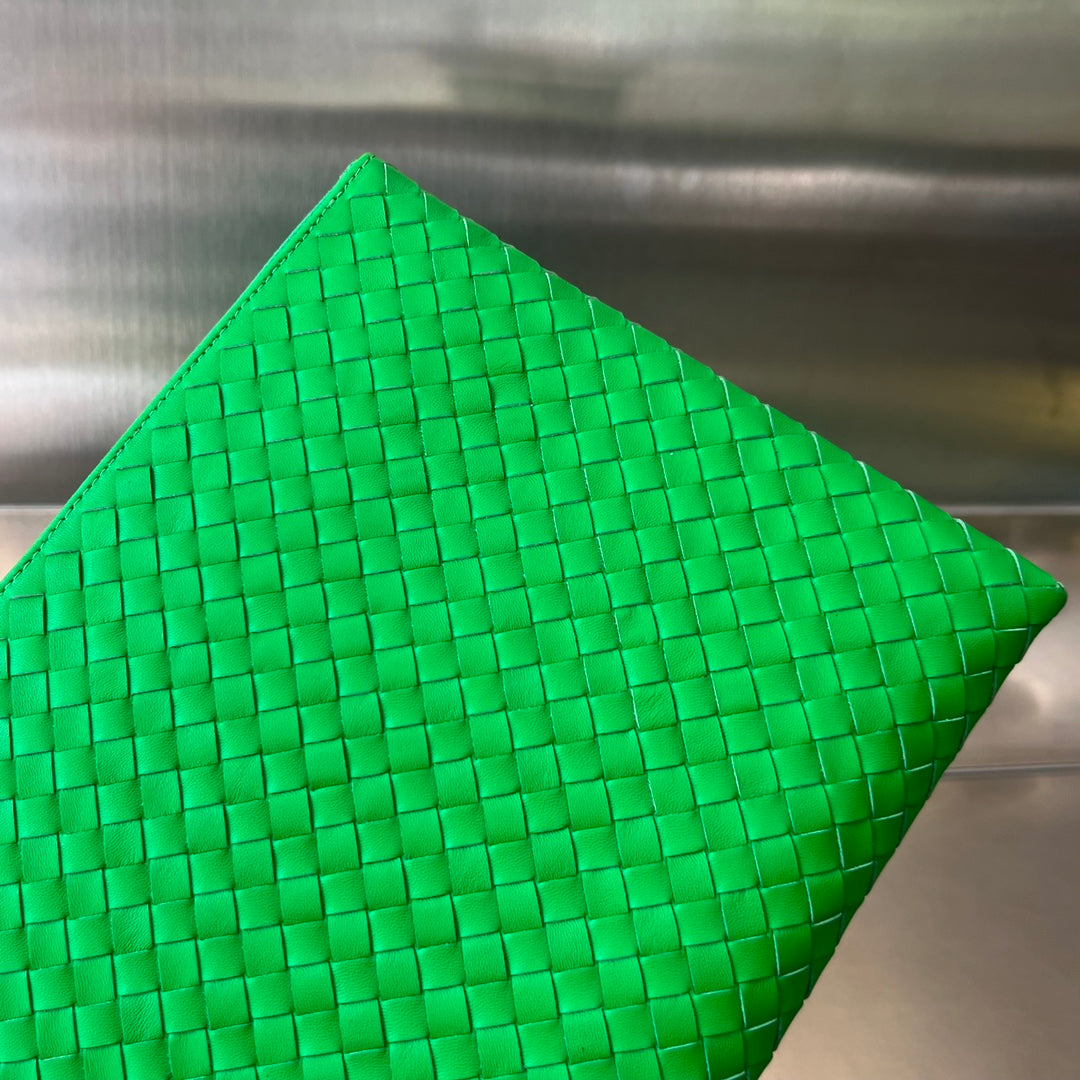 BOTTEGA VENETA INTRECCIATO 30 IN EMERALD GREEN LAMBSKIN