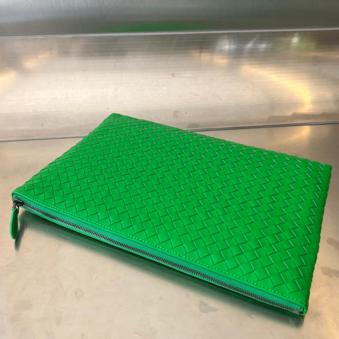 BOTTEGA VENETA INTRECCIATO 30 IN EMERALD GREEN LAMBSKIN