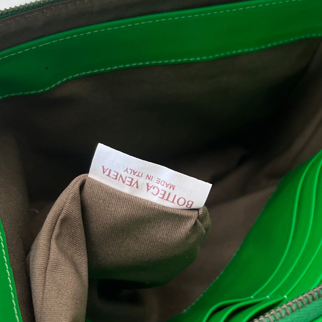 BOTTEGA VENETA INTRECCIATO 30 IN EMERALD GREEN LAMBSKIN