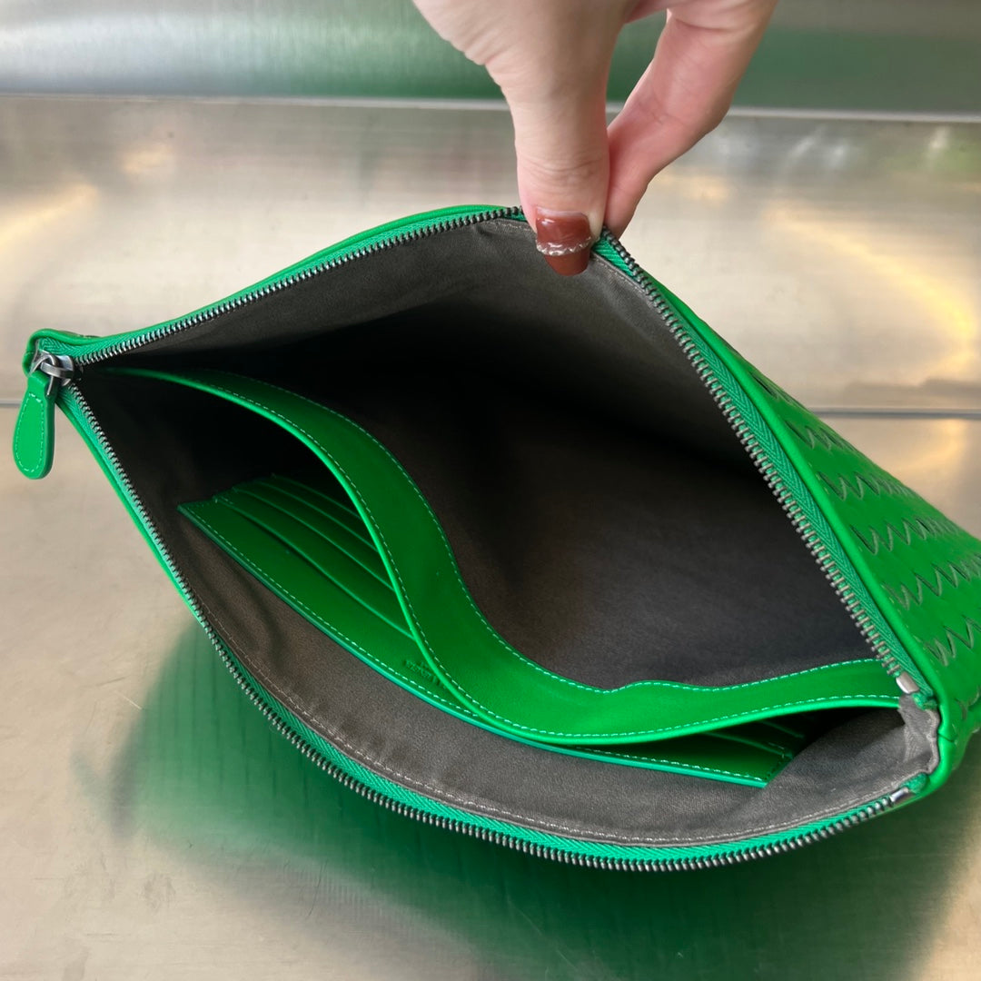 BOTTEGA VENETA INTRECCIATO 30 IN EMERALD GREEN LAMBSKIN