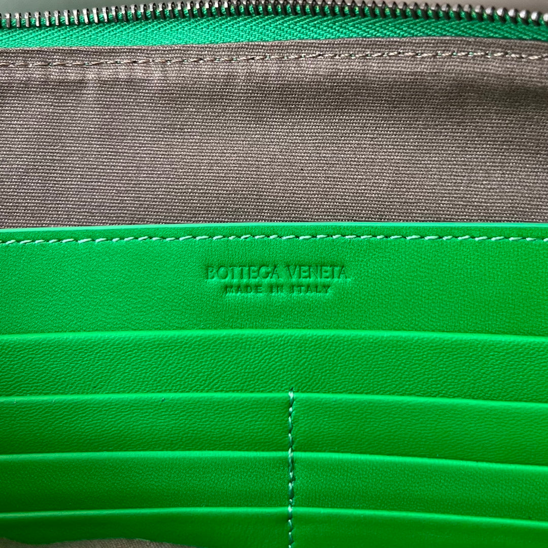BOTTEGA VENETA INTRECCIATO 30 IN EMERALD GREEN LAMBSKIN