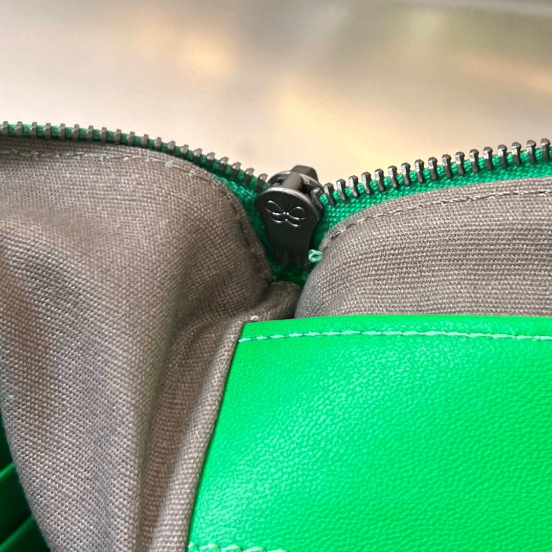 BOTTEGA VENETA INTRECCIATO 30 IN EMERALD GREEN LAMBSKIN