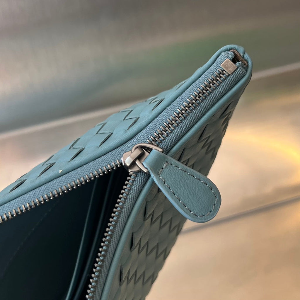 BOTTEGA VENETA INTRECCIATO 30 IN SKY BLUE LAMBSKIN