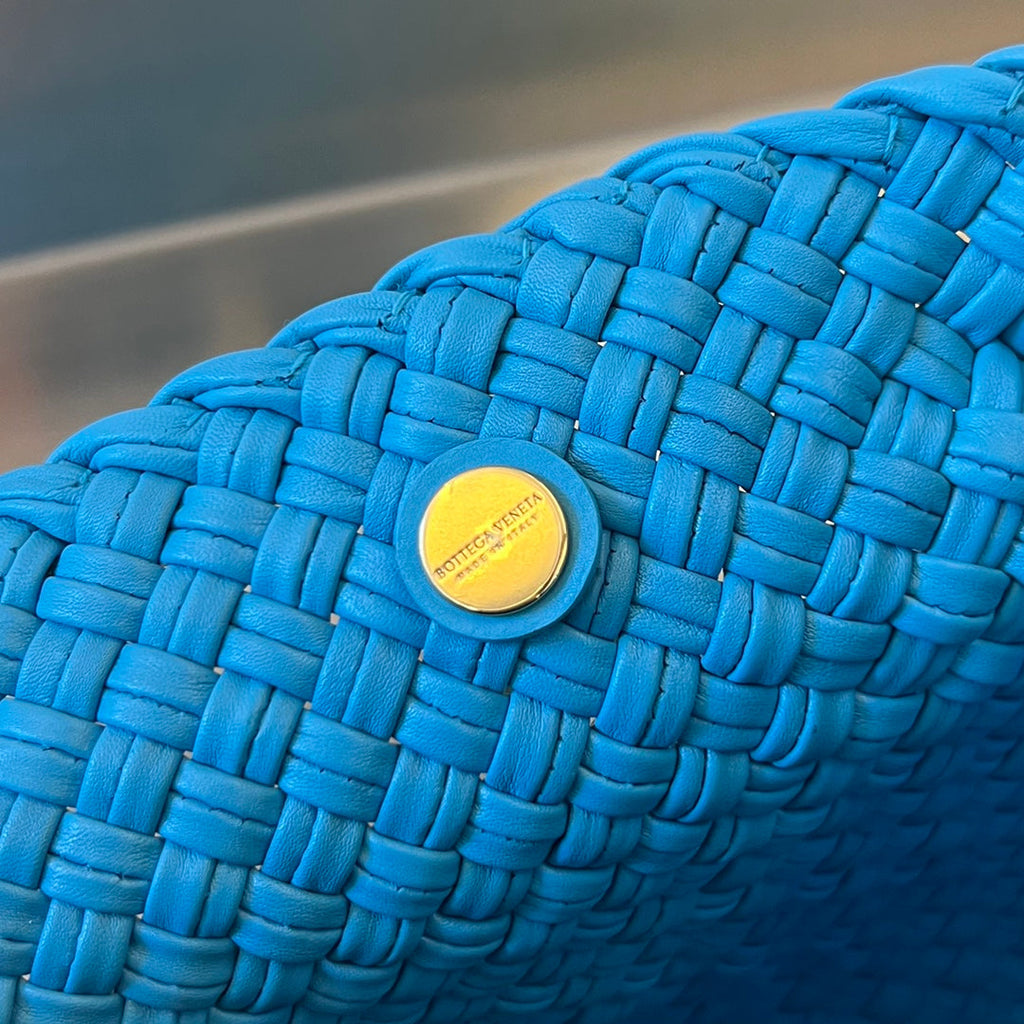 BOTTEGA VENETA TOSCA 27 BAG IN AZURE BLUE CALFSKIN