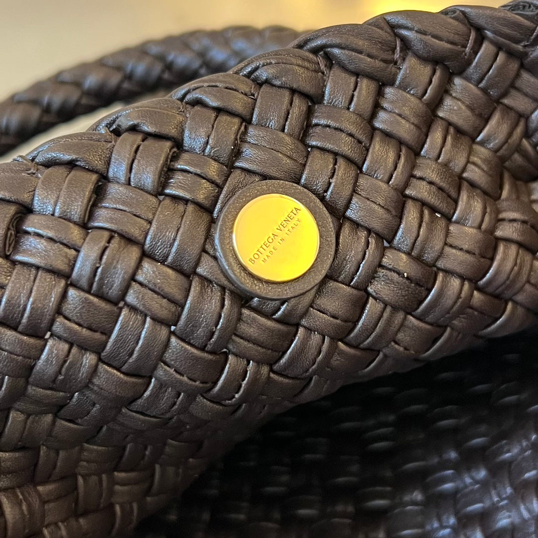 BOTTEGA VENETA TOSCA 27 BAG IN CHOCOLATE CALFSKIN