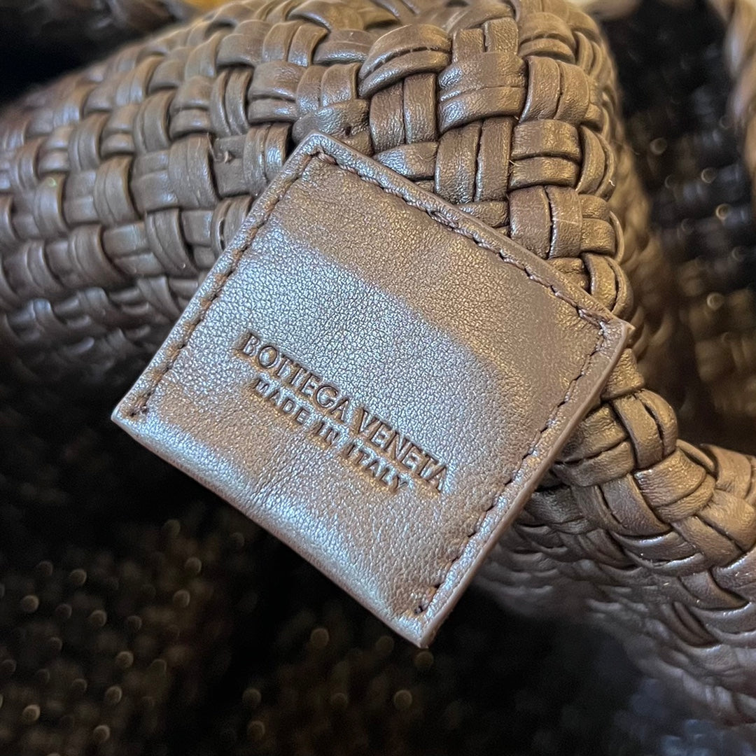 BOTTEGA VENETA TOSCA 27 BAG IN CHOCOLATE CALFSKIN