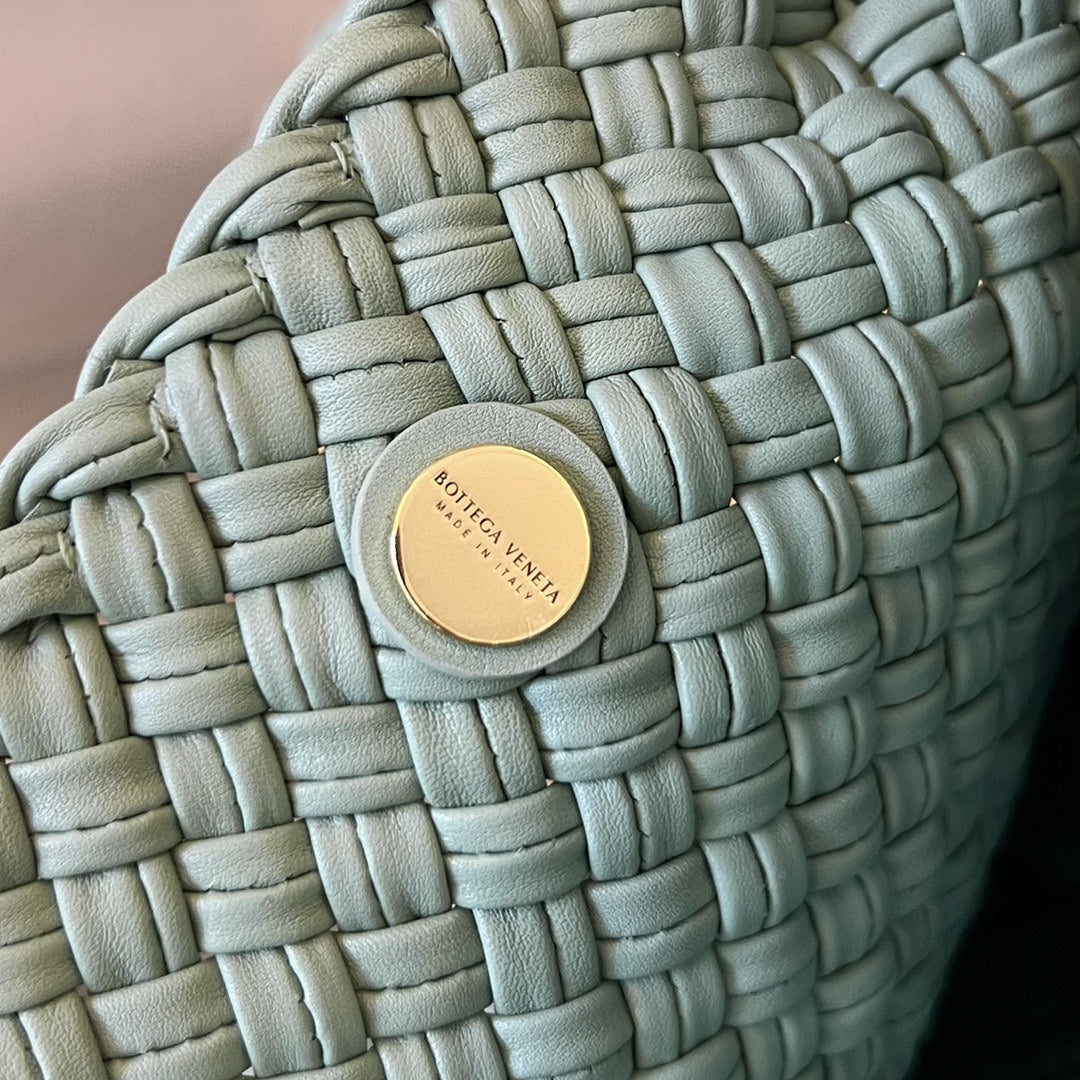 BOTTEGA VENETA TOSCA 27 BAG IN CREAM GREY CALFSKIN