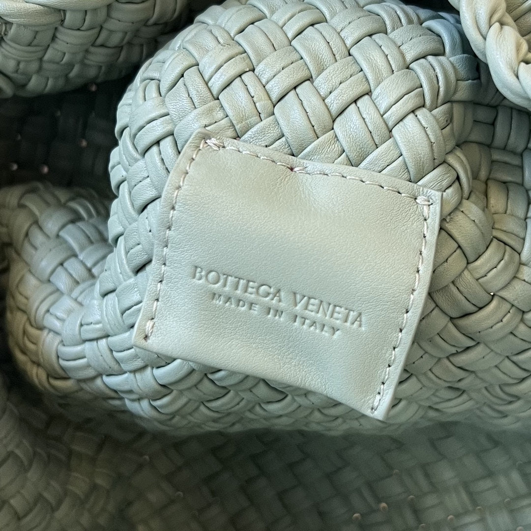 BOTTEGA VENETA TOSCA 27 BAG IN CREAM GREY CALFSKIN