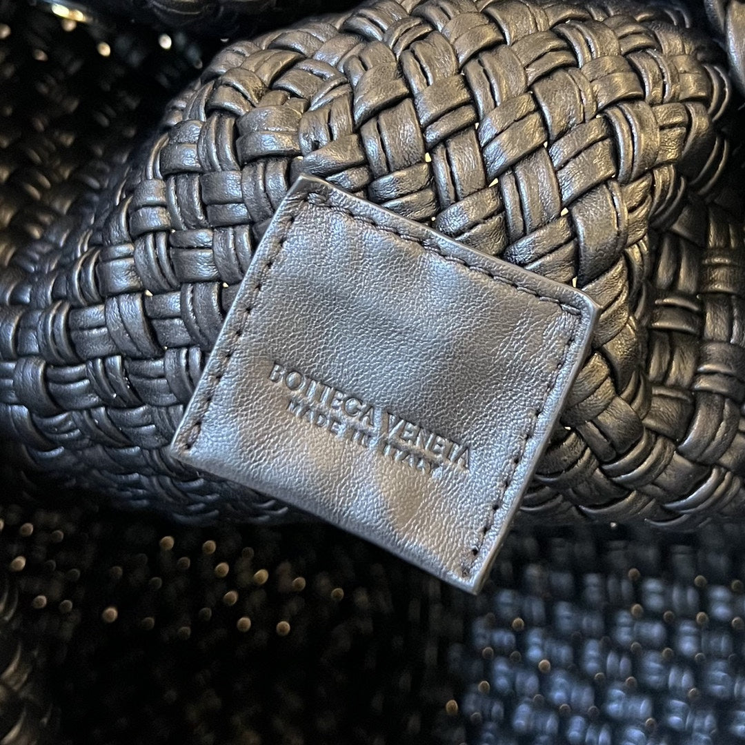 BOTTEGA VENETA TOSCA 27 BAG IN BLACK CALFSKIN