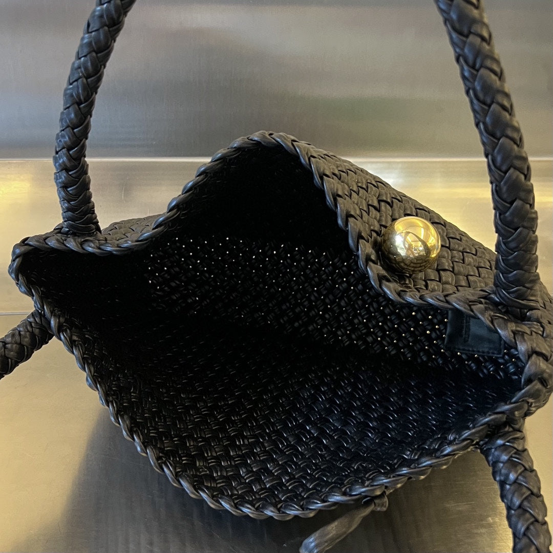 BOTTEGA VENETA TOSCA 27 BAG IN BLACK CALFSKIN