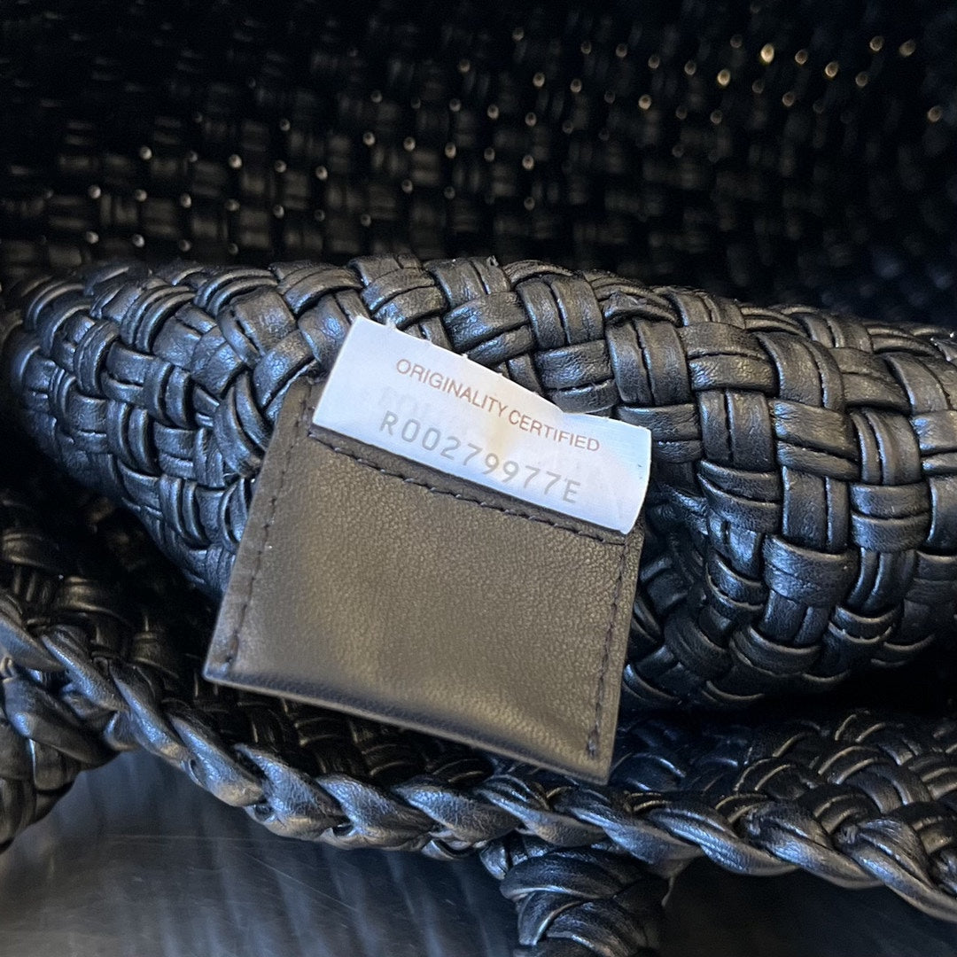 BOTTEGA VENETA TOSCA 27 BAG IN BLACK CALFSKIN