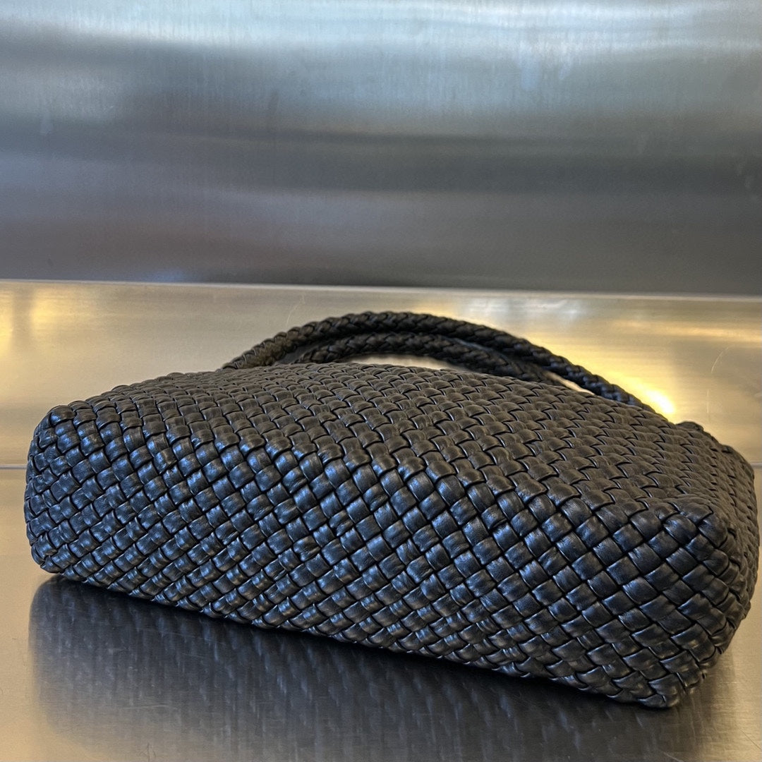 BOTTEGA VENETA TOSCA 27 BAG IN BLACK CALFSKIN