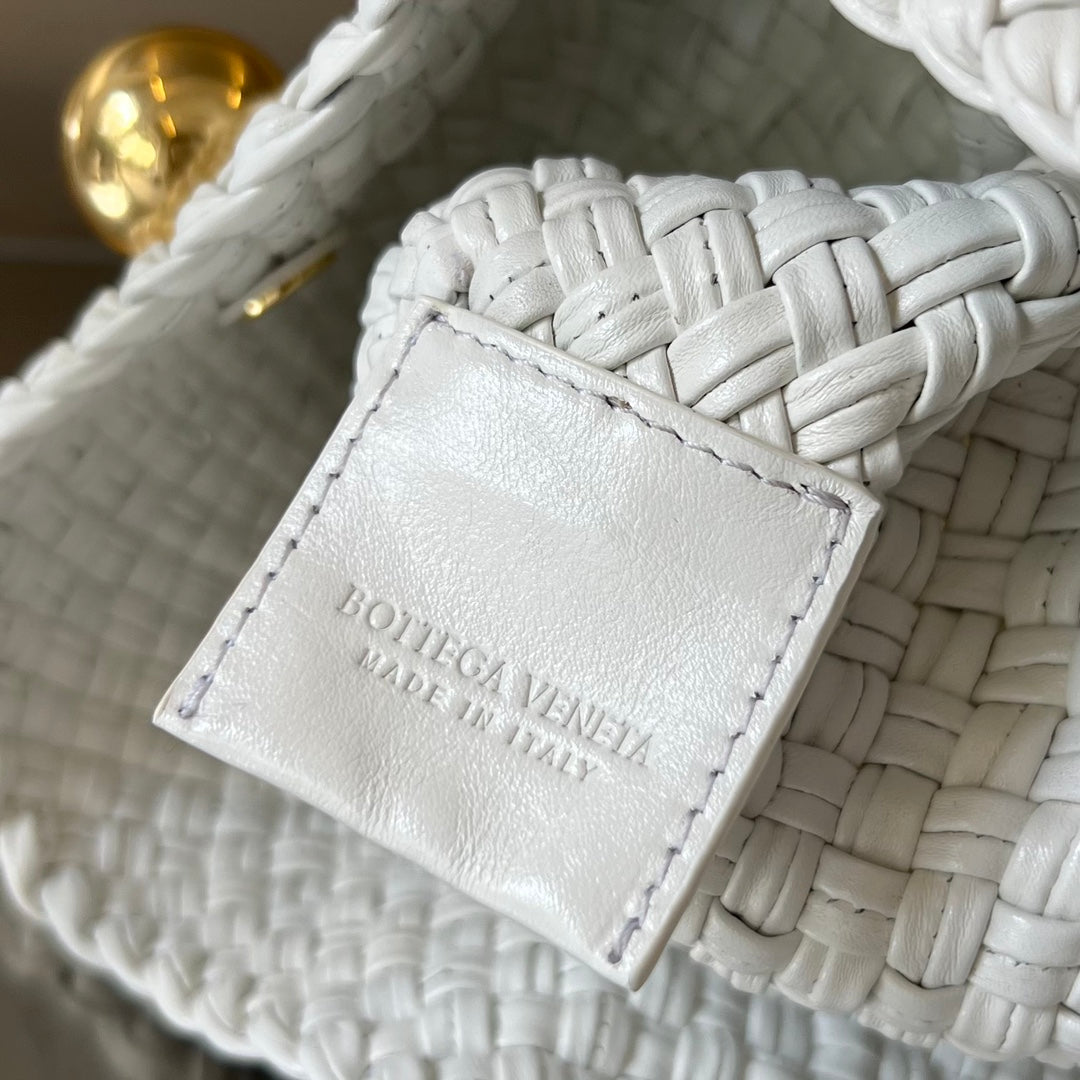 BOTTEGA VENETA TOSCA 27 BAG IN WHITE CALFSKIN