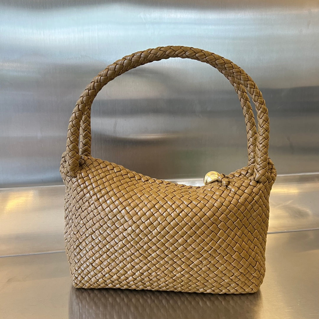 BOTTEGA VENETA TOSCA 27 BAG IN ACORN CALFSKIN