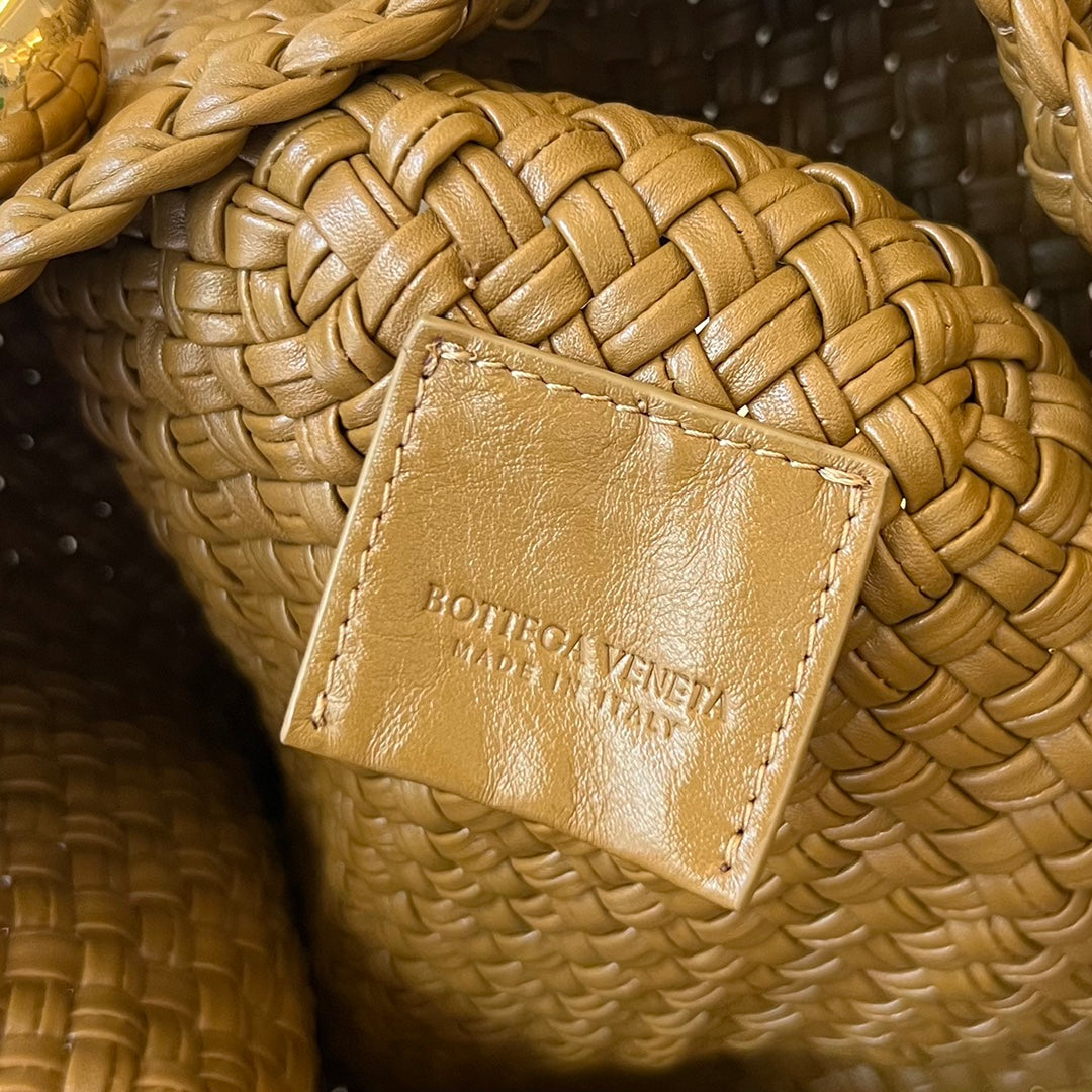 BOTTEGA VENETA TOSCA 27 BAG IN ACORN CALFSKIN