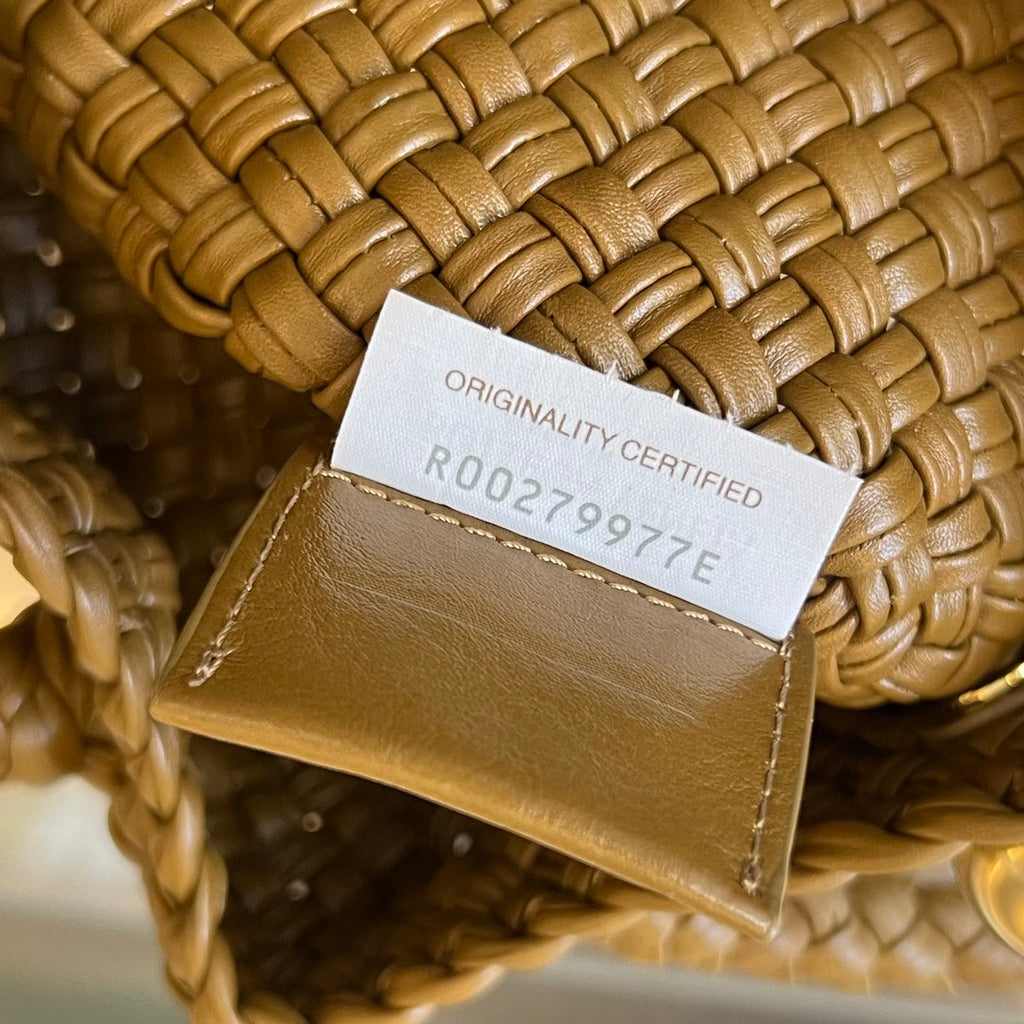 BOTTEGA VENETA TOSCA 27 BAG IN ACORN CALFSKIN