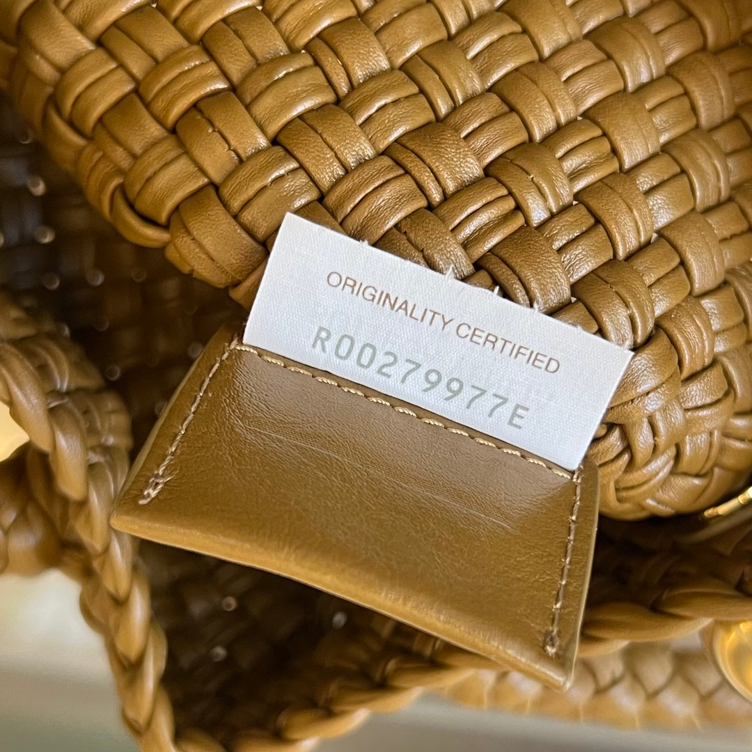 BOTTEGA VENETA TOSCA 27 BAG IN ACORN CALFSKIN
