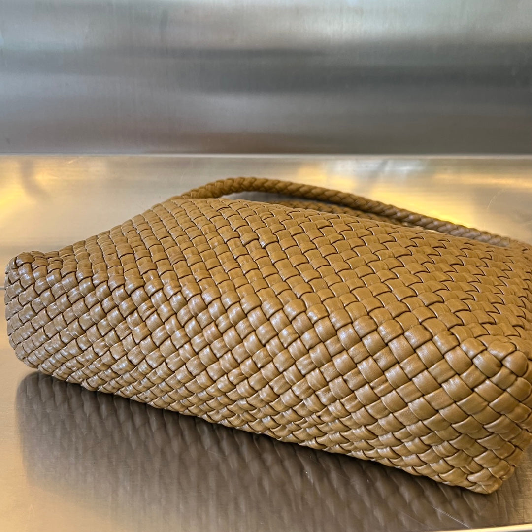 BOTTEGA VENETA TOSCA 27 BAG IN ACORN CALFSKIN
