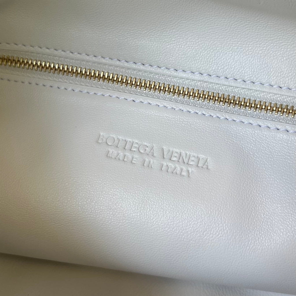 BOTTEGA VENETA LARGE HOP 54 IN WHITE LAMBSKIN