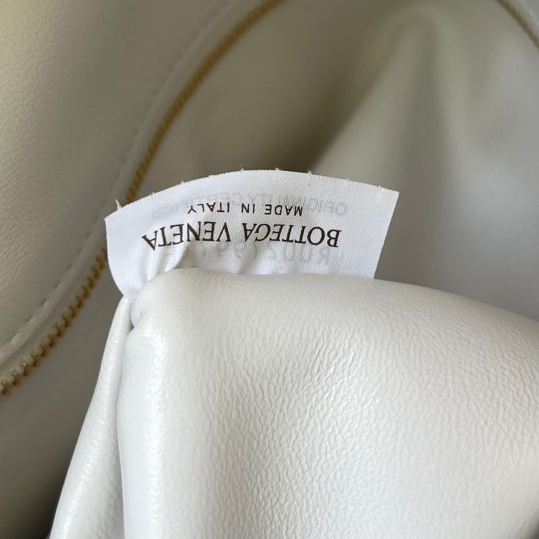 BOTTEGA VENETA LARGE HOP 54 IN WHITE LAMBSKIN