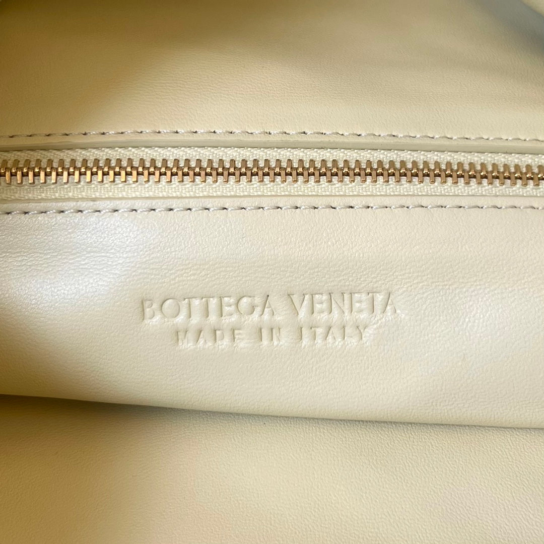 BOTTEGA VENETA LARGE HOP 54 IN DARK CREAM LAMBSKIN
