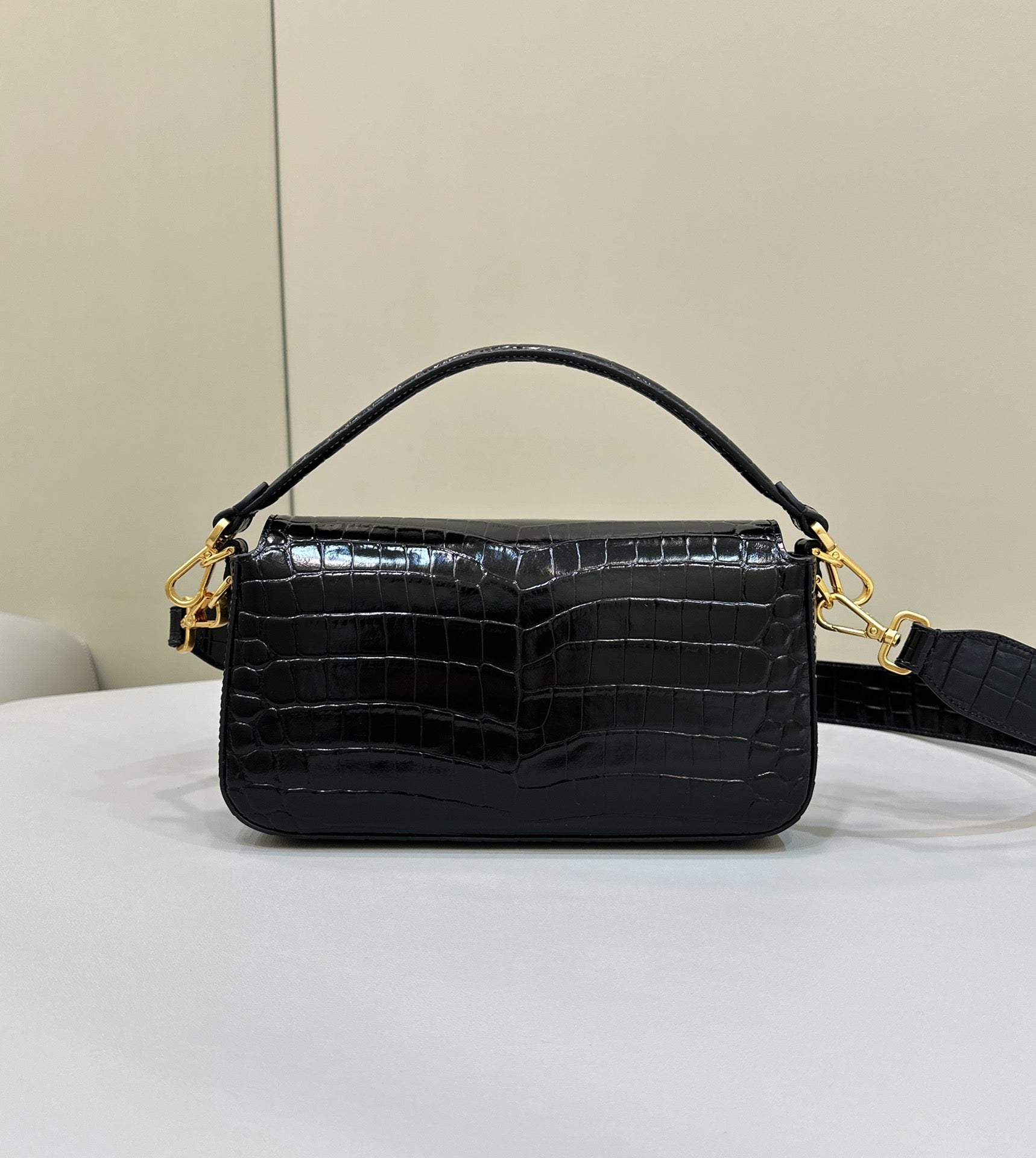 FENDI BAGUETTE 27 IN BLACK CROCODILE PATTERN GLOSSY CALFSKIN GOLD HARDWARE