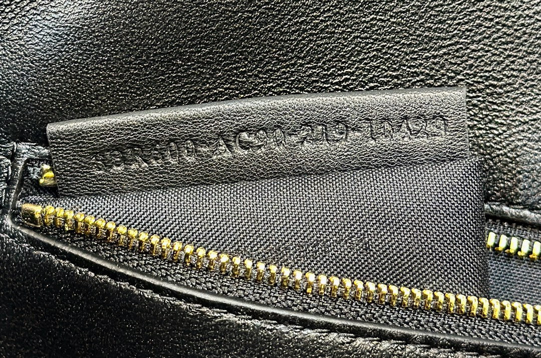 FENDI BAGUETTE 27 IN BLACK CROCODILE PATTERN GLOSSY CALFSKIN GOLD HARDWARE
