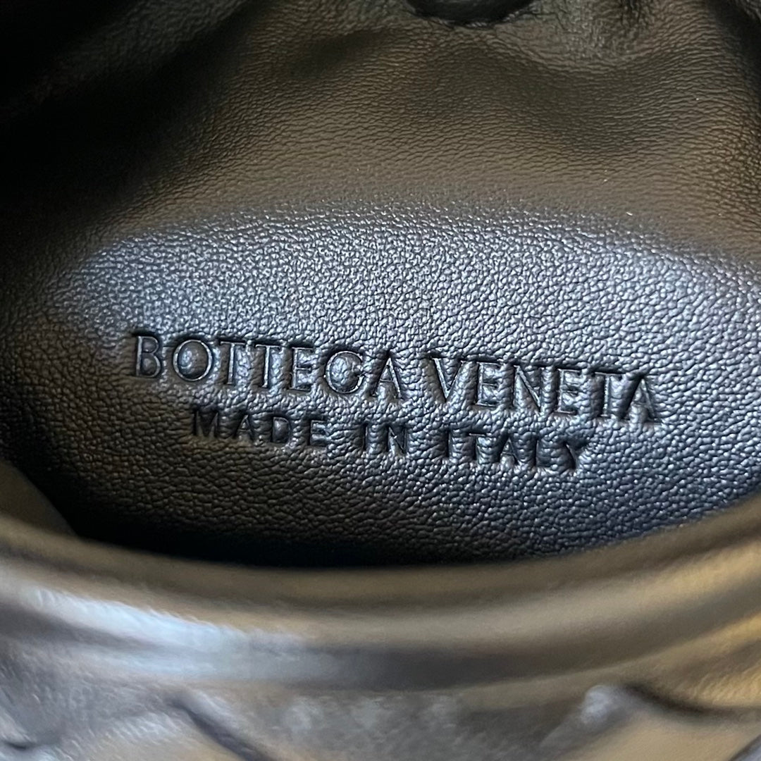 BOTTEGA VENETA MINI HOP 25 IN BLACK CALFSKIN