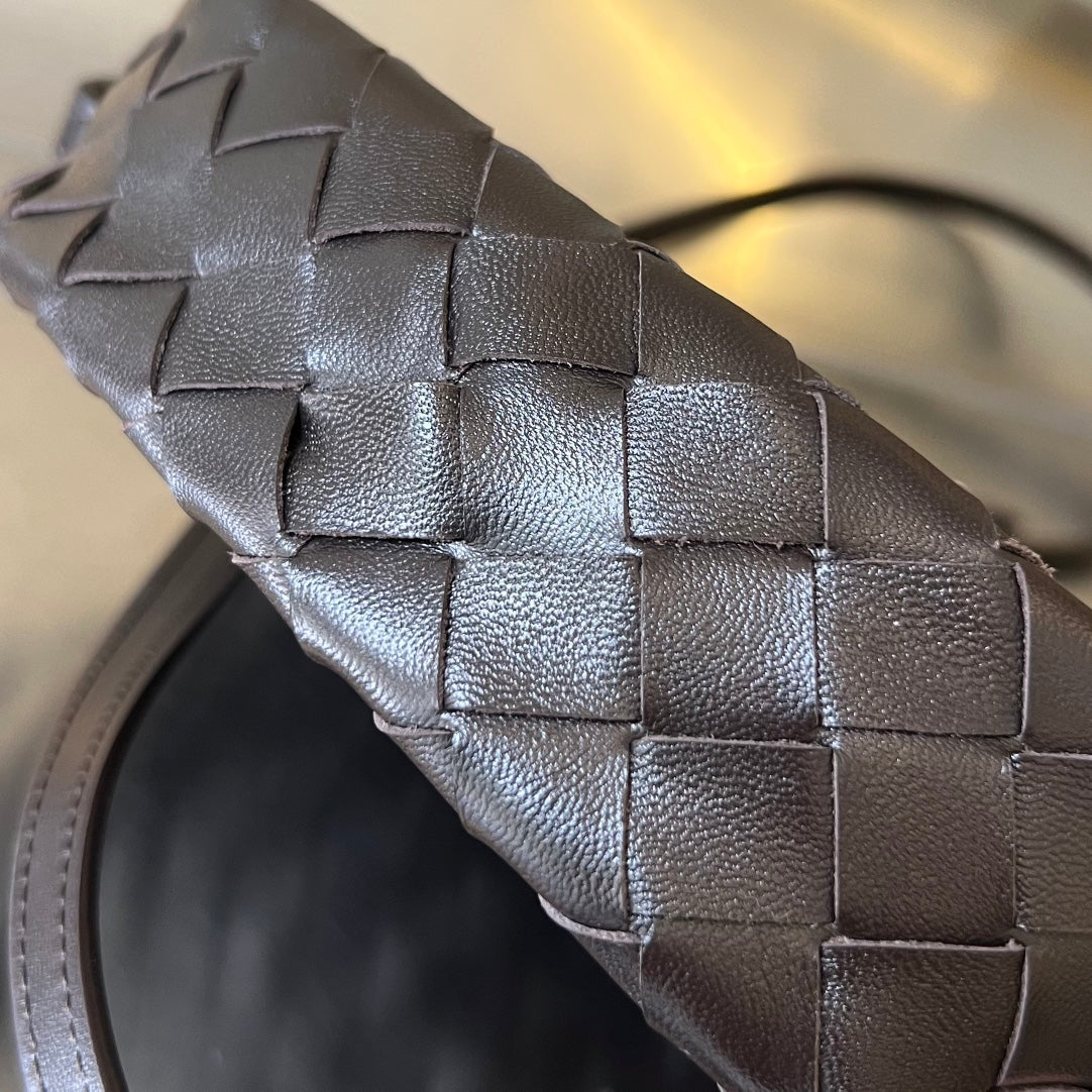 BOTTEGA VENETA MINI HOP 25 IN HICKORY BROWN CALFSKIN