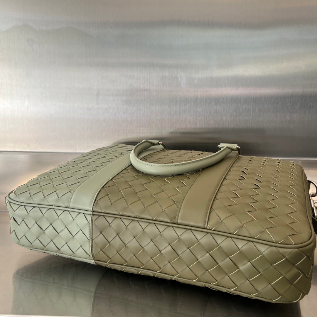 BOTTEGA VENETA LARGE INTRECCIATO 40 BRIEFCASE IN MUD MIX TRAVERTINE CALFSKIN