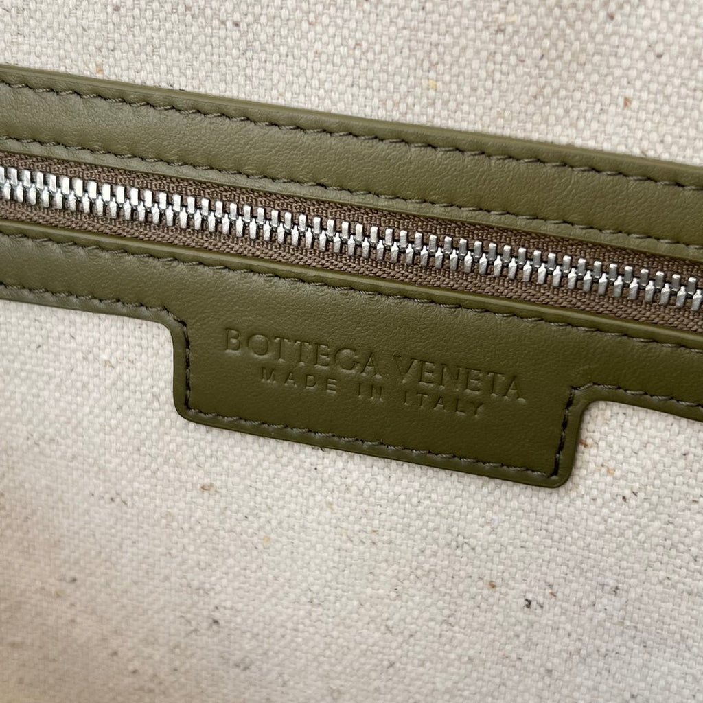 BOTTEGA VENETA LARGE INTRECCIATO 40 BRIEFCASE IN MUD MIX TRAVERTINE CALFSKIN