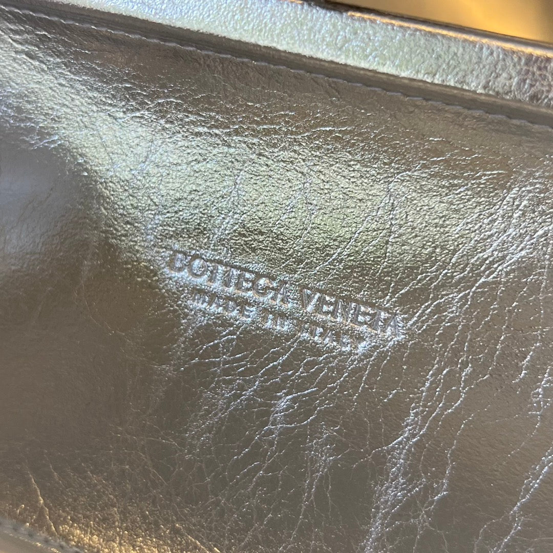 BOTTEGA VENETA CLASSIC KNOT 19 IN GOLDEN MIX SILVER LAMBSKIN