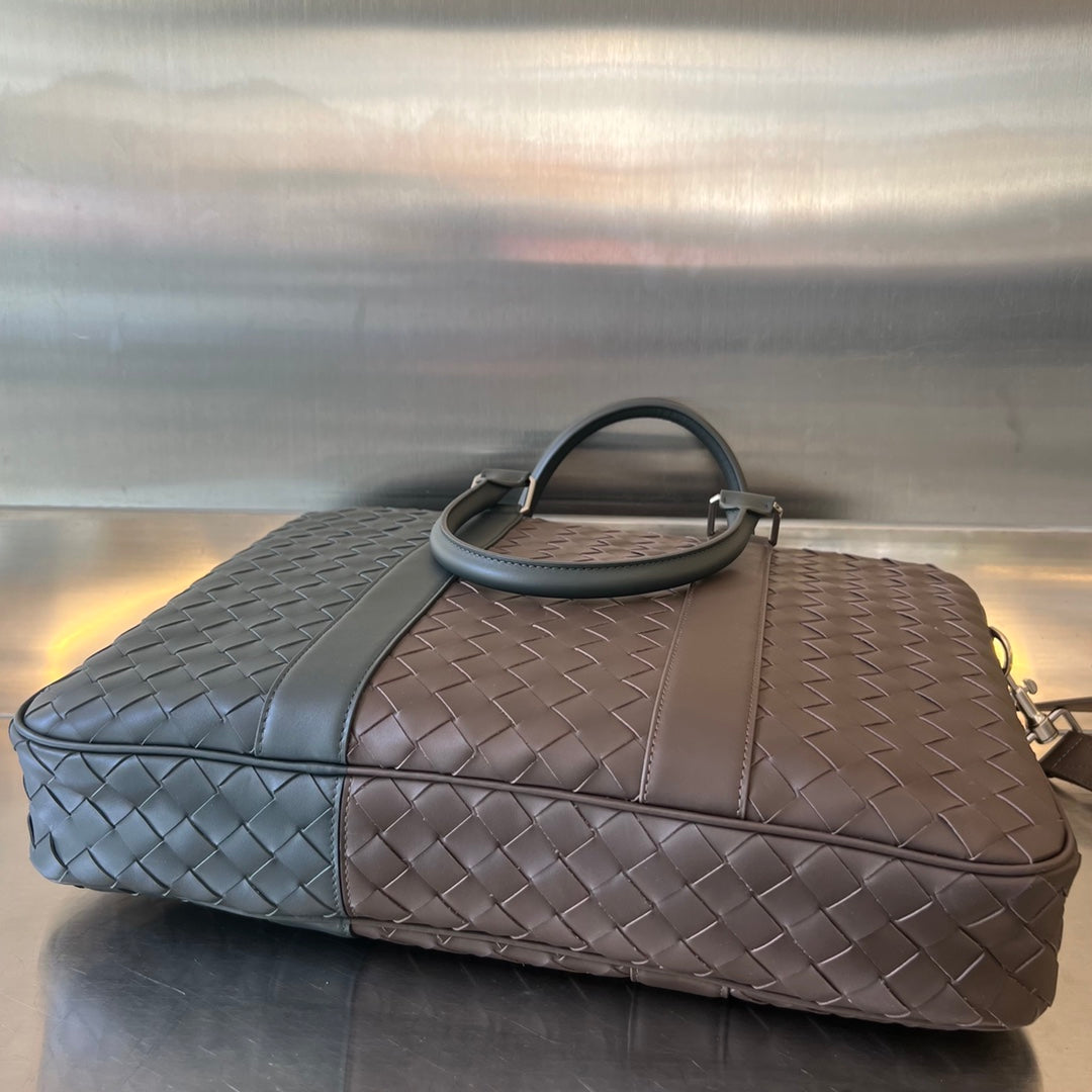 BOTTEGA VENETA LARGE INTRECCIATO 40 BRIEFCASE IN LIGHT BROWN MIX DARK GREEN CALFSKIN