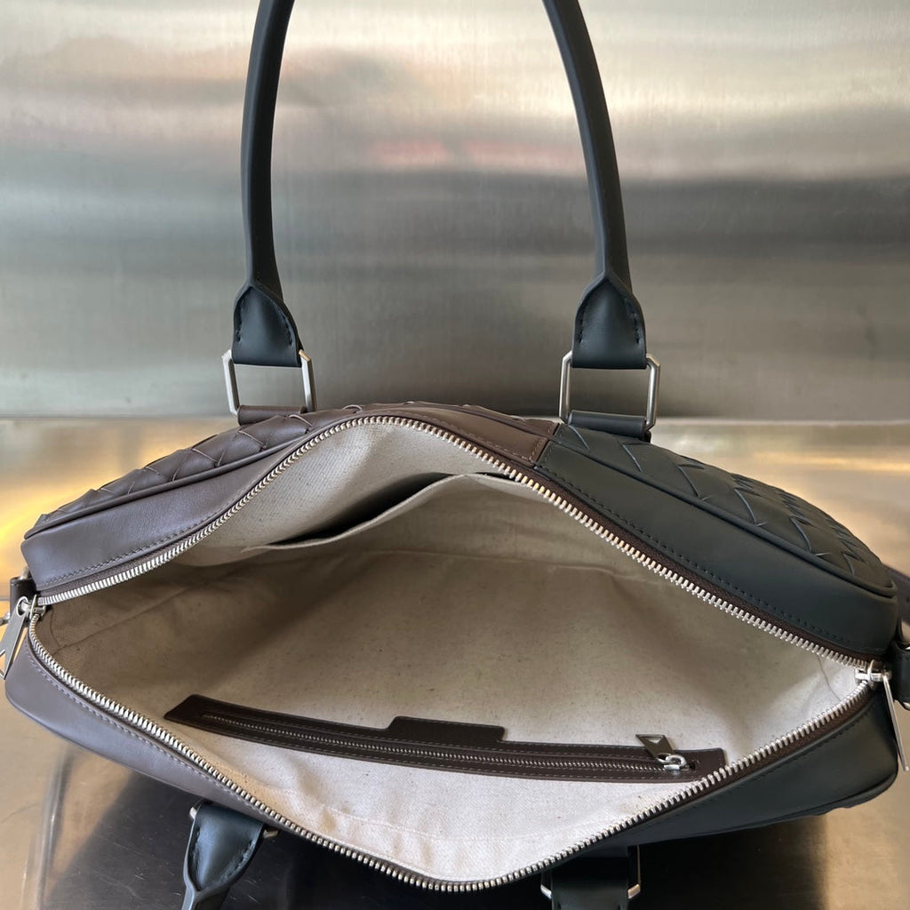BOTTEGA VENETA LARGE INTRECCIATO 40 BRIEFCASE IN LIGHT BROWN MIX DARK GREEN CALFSKIN