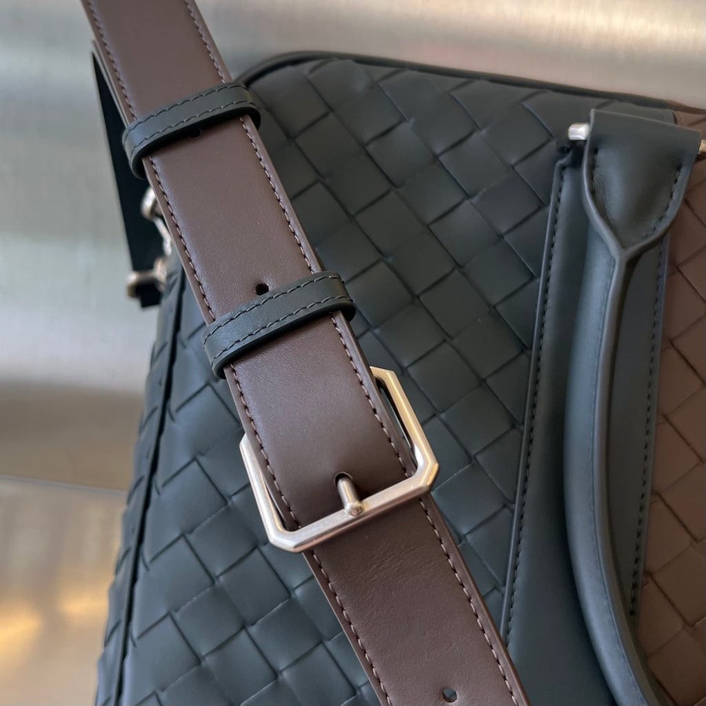 BOTTEGA VENETA LARGE INTRECCIATO 40 BRIEFCASE IN LIGHT BROWN MIX DARK GREEN CALFSKIN