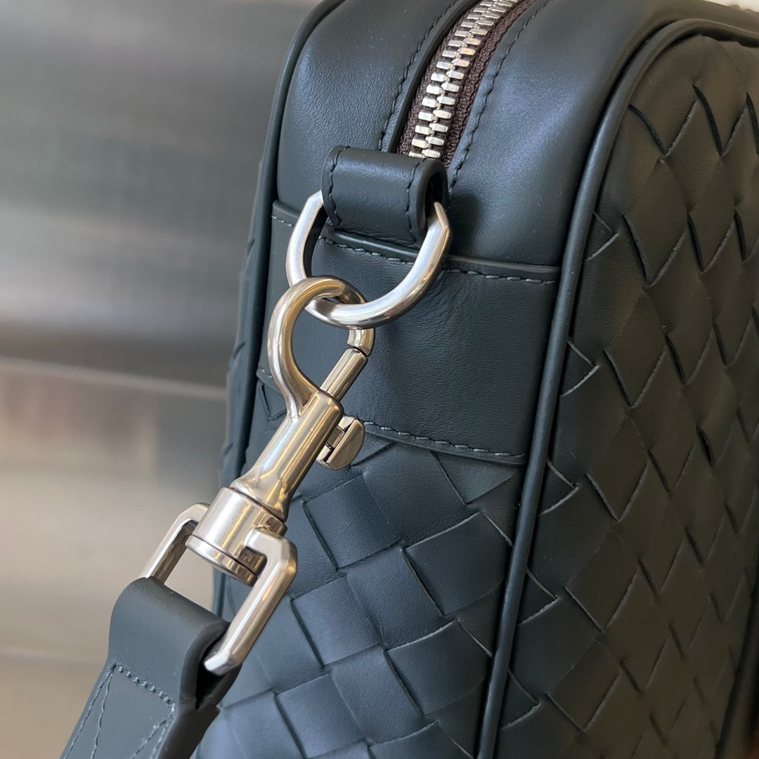 BOTTEGA VENETA LARGE INTRECCIATO 40 BRIEFCASE IN LIGHT BROWN MIX DARK GREEN CALFSKIN