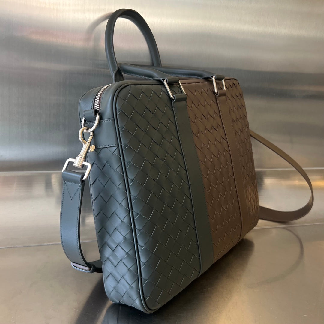 BOTTEGA VENETA LARGE INTRECCIATO 40 BRIEFCASE IN LIGHT BROWN MIX DARK GREEN CALFSKIN