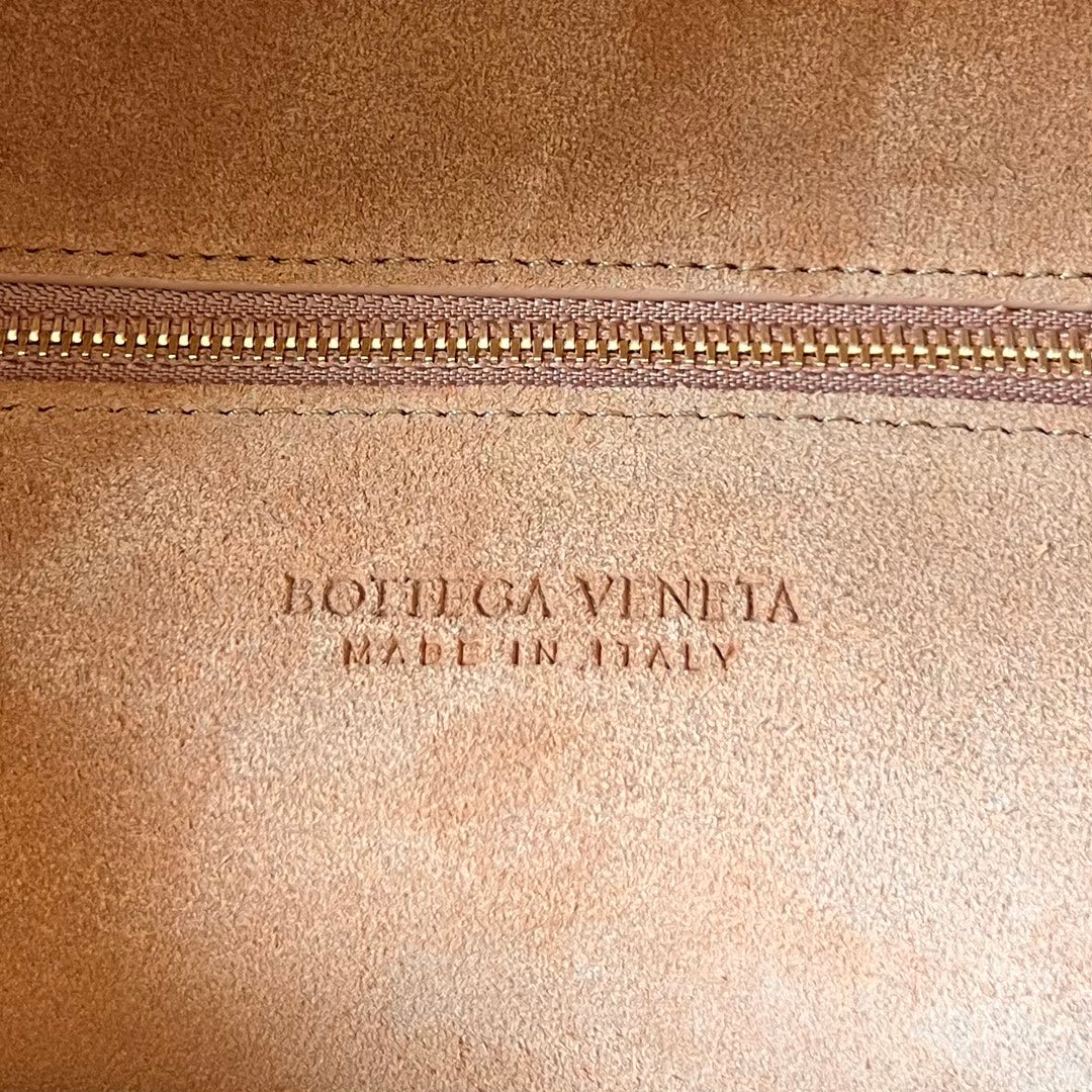 BOTTEGA VENETA LARGE HOP 54 IN RUSSET BROWN LAMBSKIN
