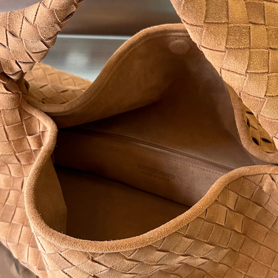 BOTTEGA VENETA LARGE HOP 54 IN RUSSET BROWN LAMBSKIN