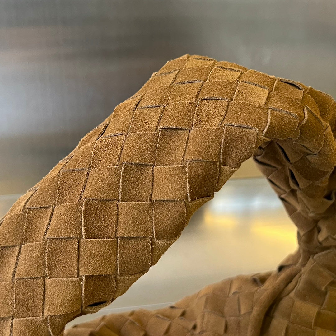 BOTTEGA VENETA SMALL HOP 40 IN CARAMEL BROWN LAMBSKIN