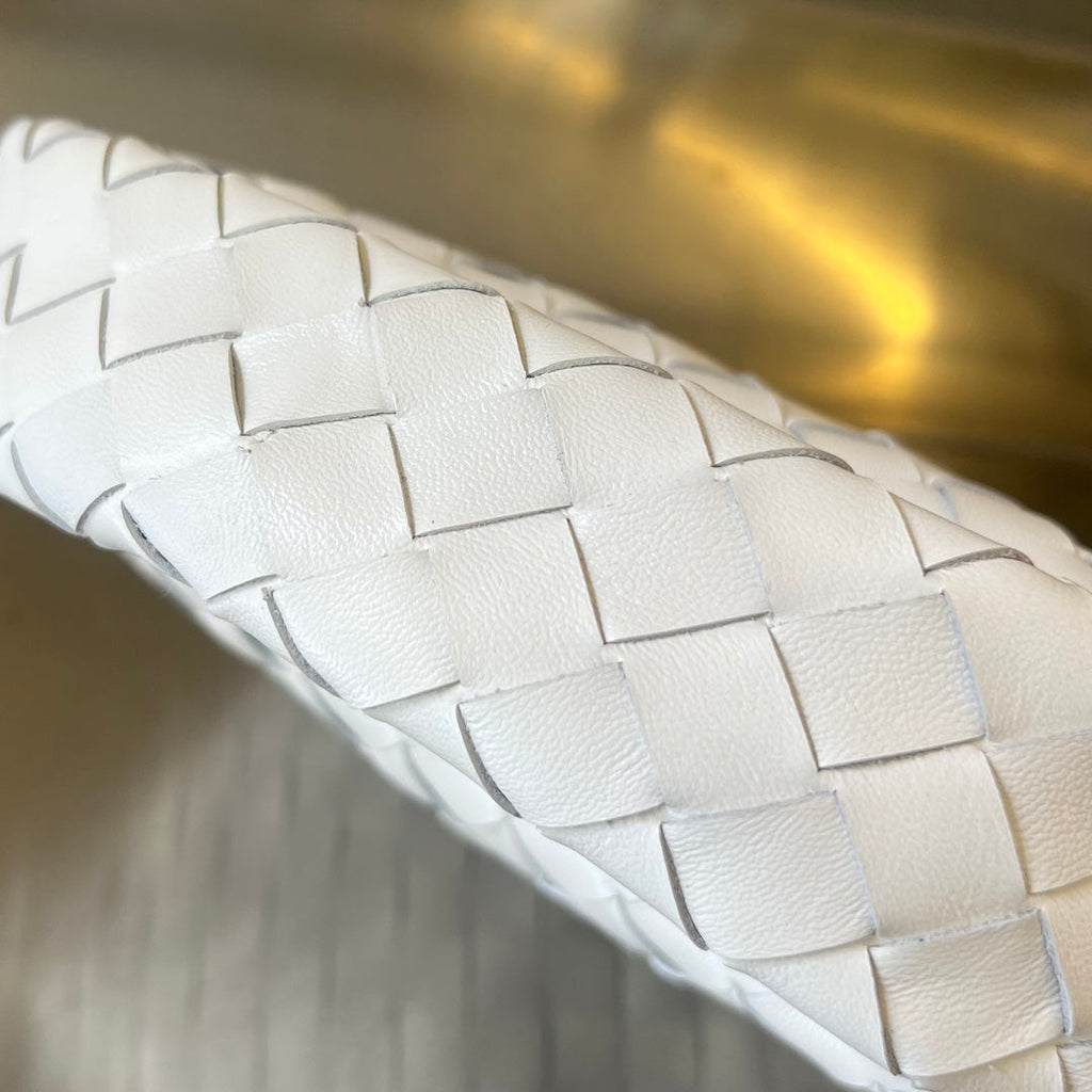 BOTTEGA VENETA MINI HOP 25 IN WHITE CALFSKIN
