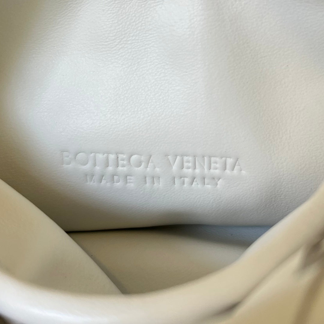 BOTTEGA VENETA MINI HOP 25 IN WHITE CALFSKIN