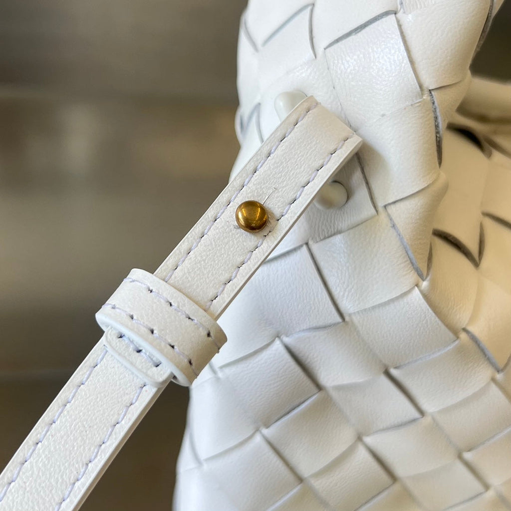 BOTTEGA VENETA MINI HOP 25 IN WHITE CALFSKIN