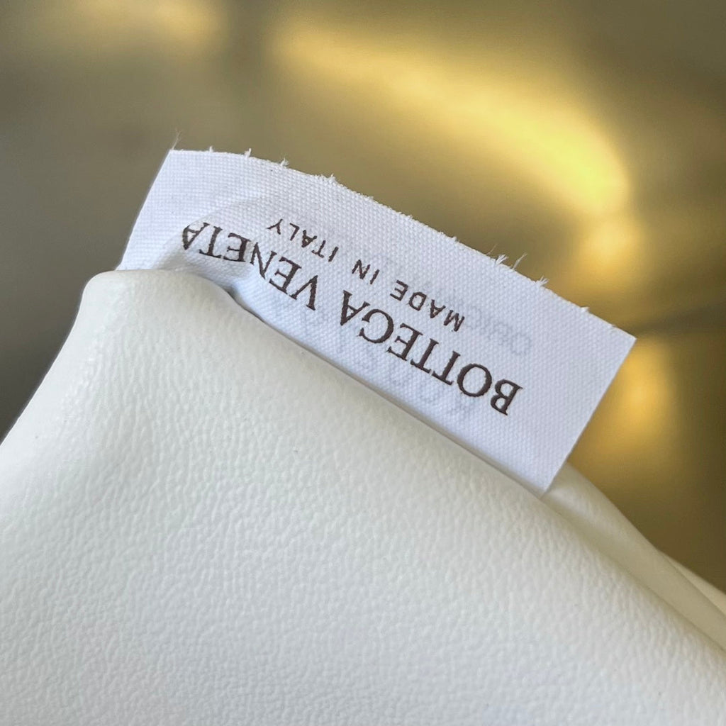 BOTTEGA VENETA MINI HOP 25 IN WHITE CALFSKIN